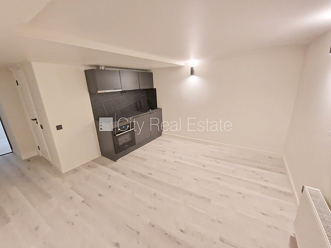 Fasādes māja, renovēta māja, slēgts pagalms, ieeja no ielas, puspagrabs, kāpņu telpa pēc Rīga - foto 1