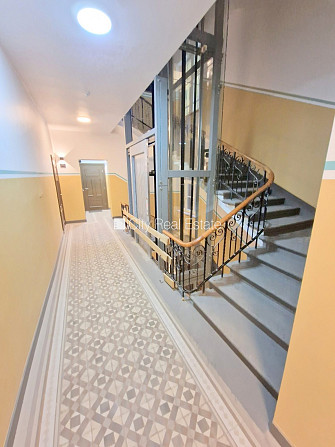 Fasādes māja, renovēta māja, slēgts pagalms, ieeja no ielas, puspagrabs, kāpņu telpa pēc Rīga - foto 13