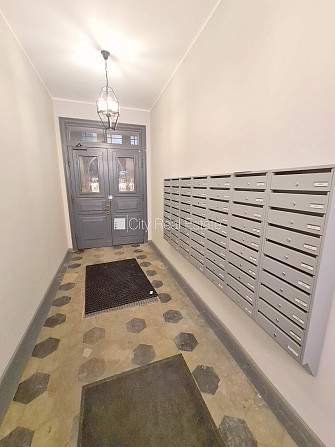 Fasādes māja, renovēta māja, slēgts pagalms, ieeja no ielas, kāpņu telpa pēc kapitālā Rīga - foto 16