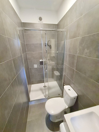 Fasādes māja, renovēta māja, slēgts pagalms, ieeja no ielas, kāpņu telpa pēc kapitālā Rīga - foto 13