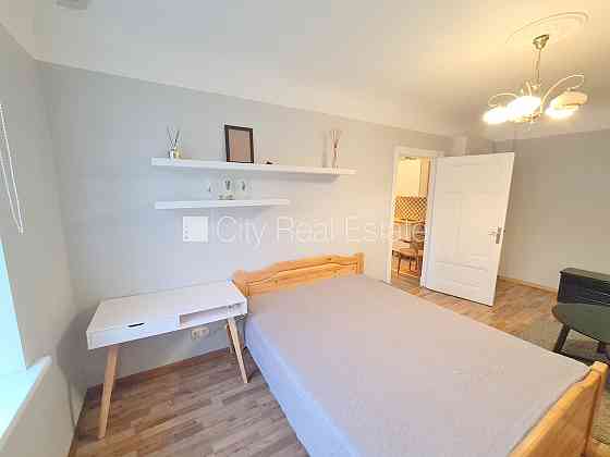 Фасадный дом, закрытый двор, вход с улицы, окна выходят во двор, изолированная Rīga