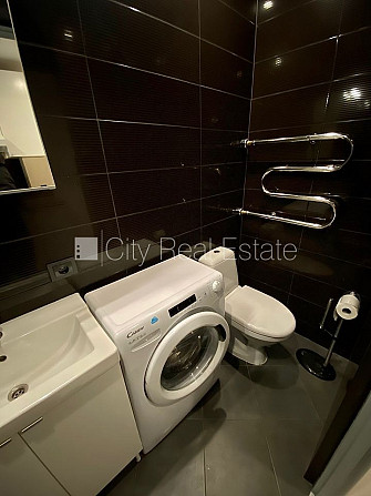 Fasādes māja, renovēta māja, ieeja no ielas, ir lifts, kāpņu telpa pēc kapitālā remonta, Rīga - foto 9