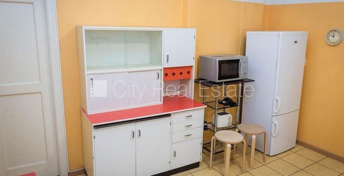 Vieta automašīnai, viena istaba izolēta, istabas caurstaigājamas, augstie griesti, kamīns, Rīga - foto 16