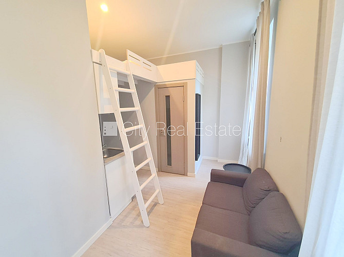 Здание во дворе, реновированный дом, закрытый двор, вход со двора, лестничная Рига - изображение 8