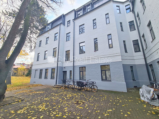 Здание во дворе, реновированный дом, закрытый двор, вход со двора, лестничная Рига - изображение 17