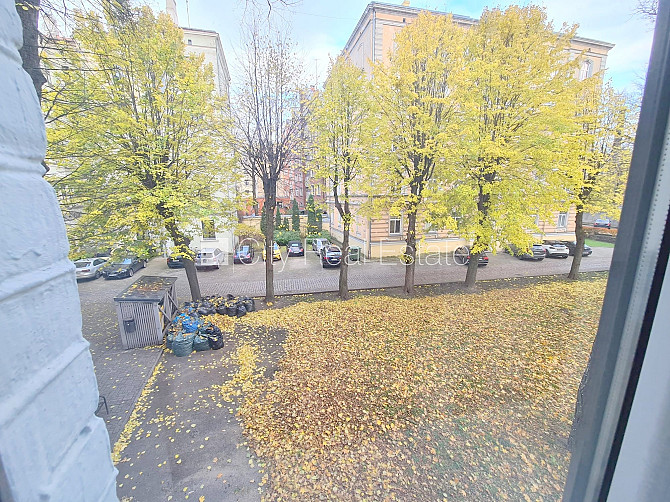 Здание во дворе, реновированный дом, закрытый двор, вход со двора, лестничная Рига - изображение 7