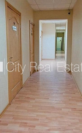 Фасадный дом, реновированный дом, вход с улицы, лестничная клетка после Рига - изображение 4