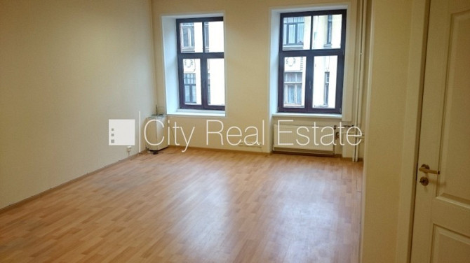 Фасадный дом, реновированный дом, вход с улицы, лестничная клетка после Рига - изображение 1