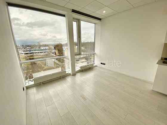 Фасадный дом, реновированный дом, закрытый двор, вход с улицы, лестничная клетка Rīga