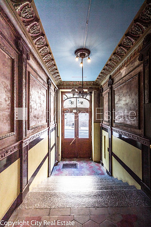 Fasādes māja, renovēta māja, ir lifts, kāpņu telpa pēc kapitālā remonta, viena istaba Rīga - foto 20