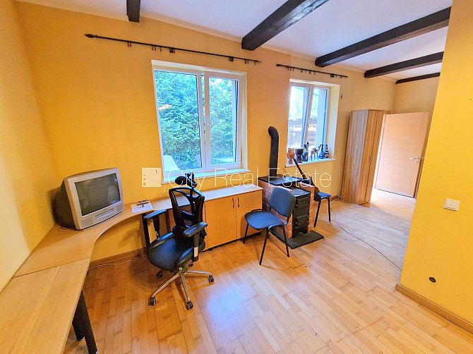 Puse mājas, labiekārtots apzaļumots pagalms, vieta automašīnai, ieeja no pagalma, terase, logi Jūrmala - foto 8