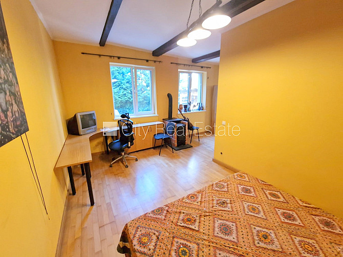 Puse mājas, labiekārtots apzaļumots pagalms, vieta automašīnai, ieeja no pagalma, terase, logi Jūrmala - foto 9