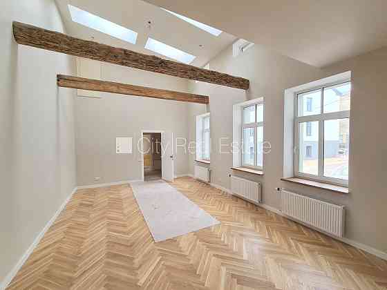 Земля в собственности, здание во дворе, фасадный дом, реновированный дом, Рига