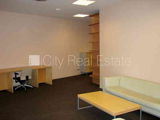 Фасадный дом, реновированный дом, объект охраняет физическая охрана, вход с Рига