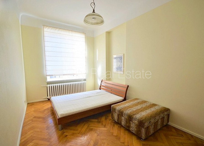 Fasādes māja, renovēta māja, labiekārtots apzaļumots pagalms, teritorijas iebrauktuves vārti Rīga - foto 18