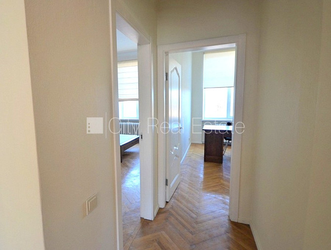 Fasādes māja, renovēta māja, labiekārtots apzaļumots pagalms, teritorijas iebrauktuves vārti Rīga - foto 12