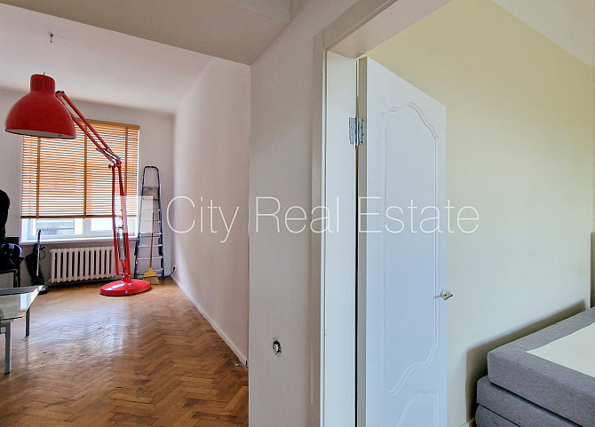 Fasādes māja, renovēta māja, labiekārtots apzaļumots pagalms, teritorijas iebrauktuves vārti Rīga - foto 17