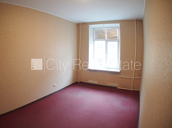 Фасадный дом, вход с улицы, лифт, лестничная клетка после косметического ремонта, Рига - изображение 2