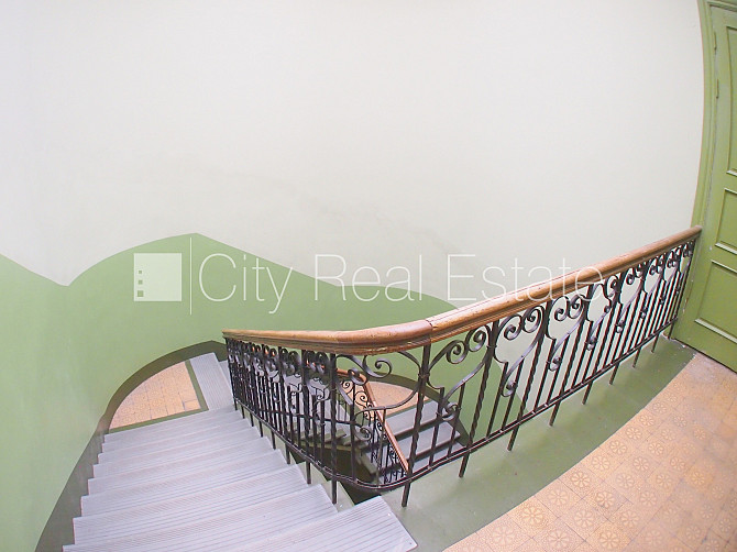 Фасадный дом, вход с улицы, лифт, лестничная клетка после косметического ремонта, Рига - изображение 12