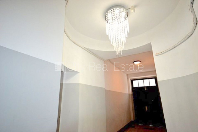 Fasādes māja, ieeja no ielas, ir lifts, kāpņu telpa pēc kapitālā remonta, logi vērsti uz Rīga - foto 17