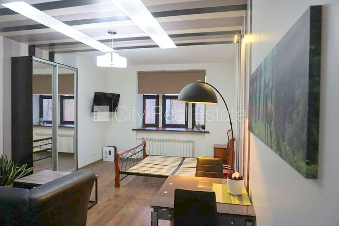 Fasādes māja, ieeja no ielas, ir lifts, kāpņu telpa pēc kapitālā remonta, logi vērsti uz Rīga - foto 2