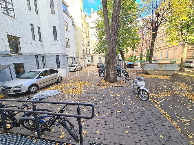 Fasādes māja, renovēta māja, slēgts pagalms, ieeja no ielas, kāpņu telpa pēc kapitālā Rīga - foto 13