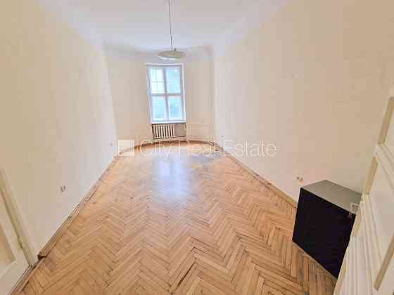 Фасадный дом, реновированный дом, вход с улицы, лифт, лестничная клетка после Рига