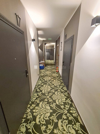 Fasādes māja, renovēta māja, ieeja no ielas un pagalma, ir lifts, kāpņu telpa pēc kapitālā Rīga - foto 14