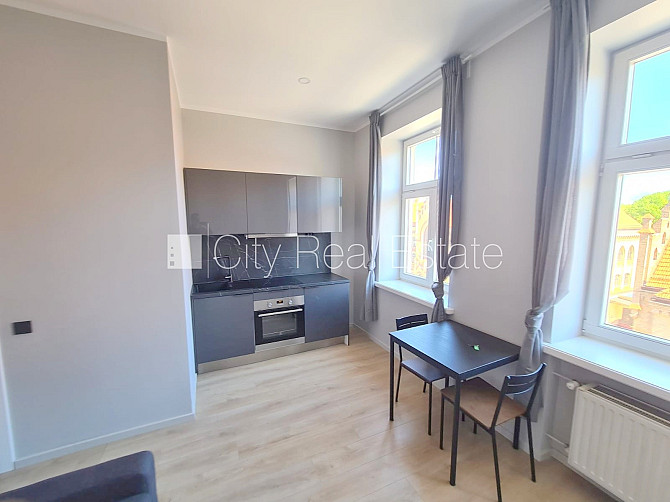 Fasādes māja, renovēta māja, ieeja no ielas un pagalma, ir lifts, kāpņu telpa pēc kapitālā Rīga - foto 2