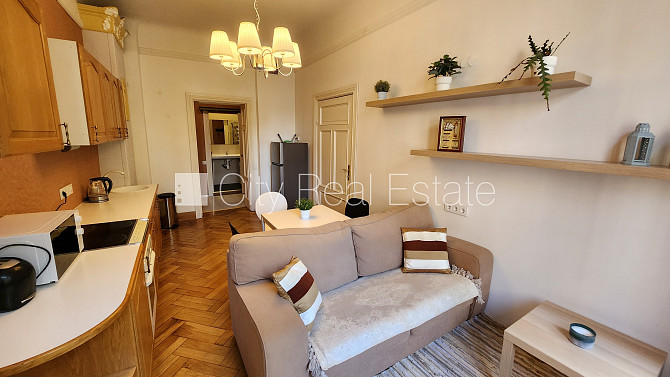 Fasādes māja, renovēta māja, ir lifts, kāpņu telpa pēc kapitālā remonta, viena istaba Rīga - foto 1