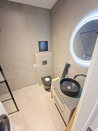 Fasādes māja, renovēta māja, slēgts pagalms, ieeja no ielas, mansards, ir lifts, kāpņu telpa Rīga - foto 11