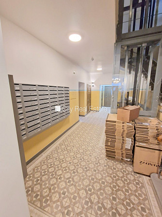 Fasādes māja, renovēta māja, slēgts pagalms, ieeja no ielas, mansards, ir lifts, kāpņu telpa Rīga - foto 14