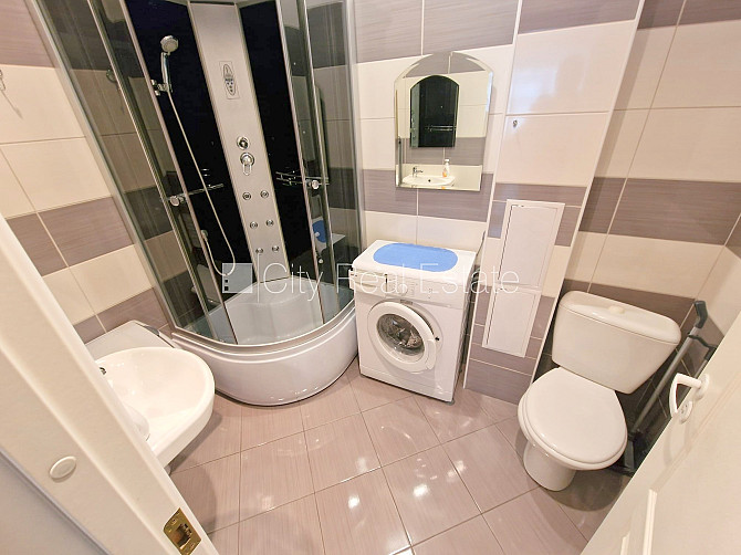 Fasādes māja, slēgts pagalms, ieeja no pagalma, ir lifts, logi vērsti uz ielas pusi, plašs Rīga - foto 19