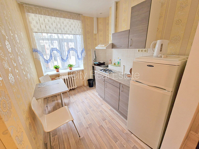 Fasādes māja, slēgts pagalms, ieeja no pagalma, ir lifts, logi vērsti uz ielas pusi, plašs Rīga - foto 1