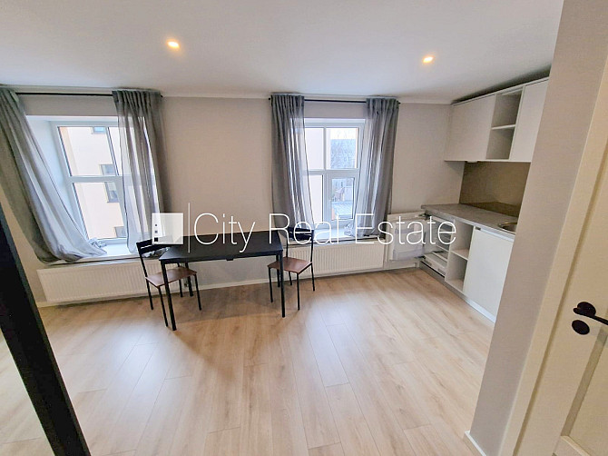 Fasādes māja, renovēta māja, ieeja no ielas, kāpņu telpa pēc kapitālā remonta, logi Rīga - foto 7