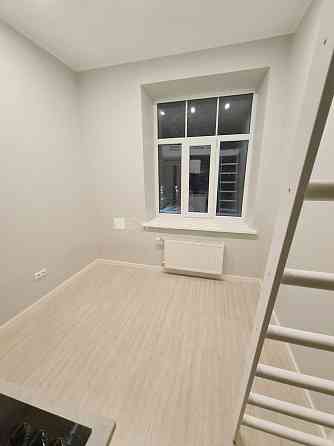 Фасадный дом, реновированный дом, закрытый двор, вход с улицы, лестничная клетка Rīga