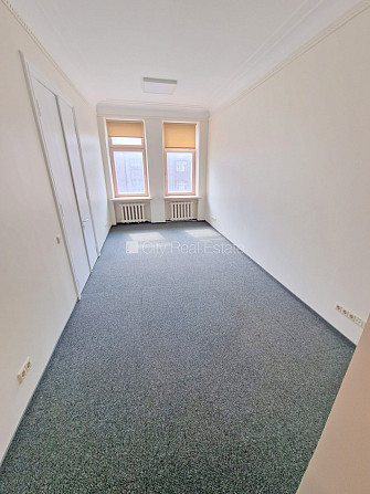 Фасадный дом, реновированный дом, вход с улицы, лифт, лестничная клетка после Рига - изображение 3