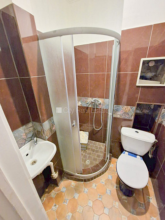 Fasādes māja, renovēta māja, ieeja no ielas, kāpņu telpa pēc kosmētiskā remonta, logi Rīga - foto 15