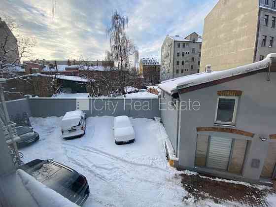 Фасадный дом, реновированный дом, вход с улицы, лифт, лестничная клетка после Rīga