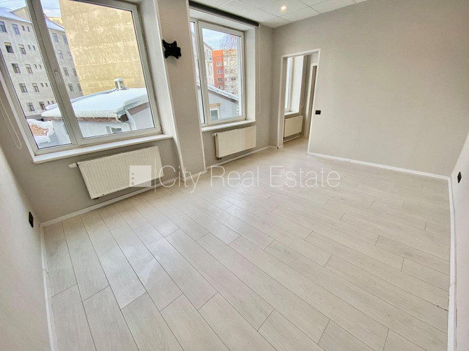 Фасадный дом, реновированный дом, вход с улицы, лифт, лестничная клетка после Рига - изображение 1