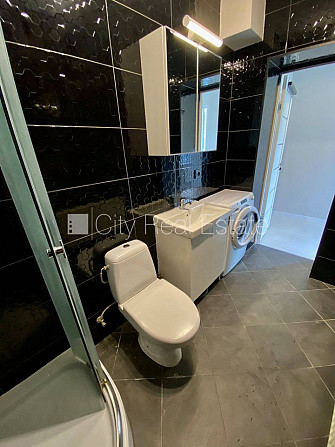 Фасадный дом, реновированный дом, вход с улицы, лифт, лестничная клетка после Рига - изображение 12