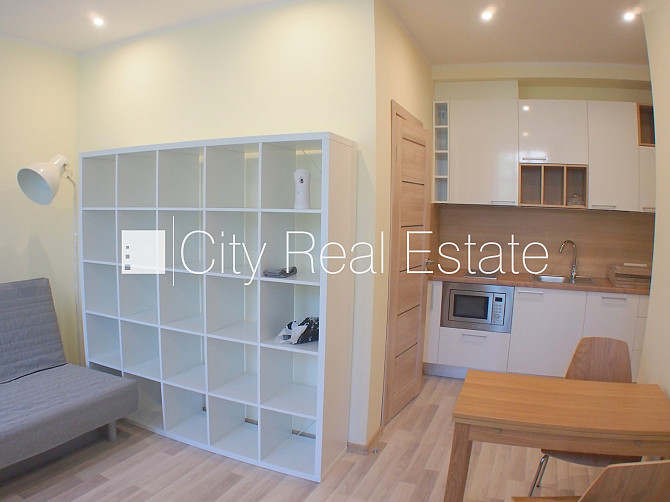 Pagalma ēka, renovēta māja, labiekārtota apzaļumota teritorija, bruģēts piebraucamais Rīga - foto 1