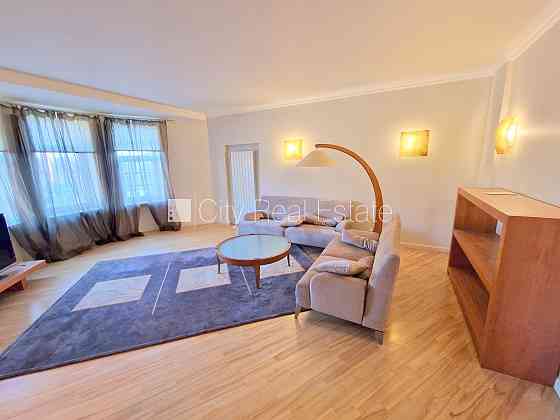 Фасадный дом, реставрированный дом, вход с улицы, лифт, лестничная клетка после Rīga