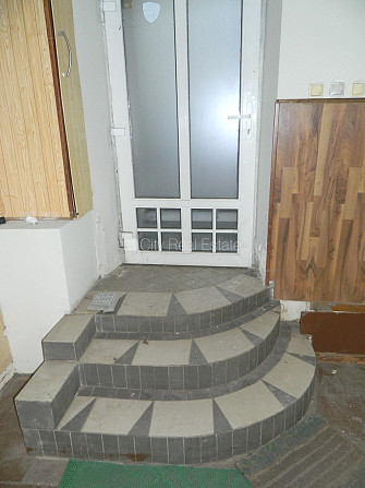 Fasādes māja, renovēta māja, vieta automašīnai, ieeja no ielas, puspagrabs, logi vērsti uz Rīga - foto 9