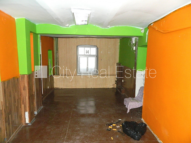 Fasādes māja, renovēta māja, vieta automašīnai, ieeja no ielas, puspagrabs, logi vērsti uz Rīga - foto 2