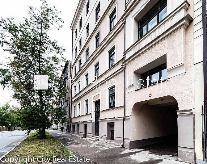 Fasādes māja, renovēta māja, vieta automašīnai, ieeja no ielas, puspagrabs, logi vērsti uz Rīga - foto 15