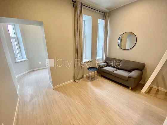 Фасадный дом, реновированный дом, вход с улицы, лестничная клетка после Rīga