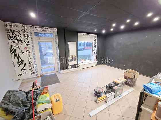 Фасадный дом, закрытый двор, место для машины, вход с улицы, окна выходят на улицу, Rīga