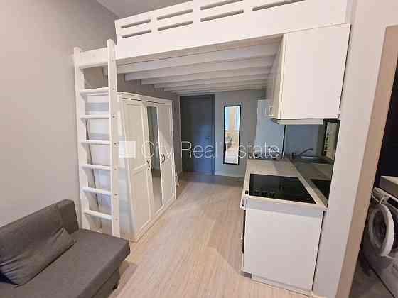 Фасадный дом, реновированный дом, закрытый двор, вход с улицы, лестничная клетка Rīga