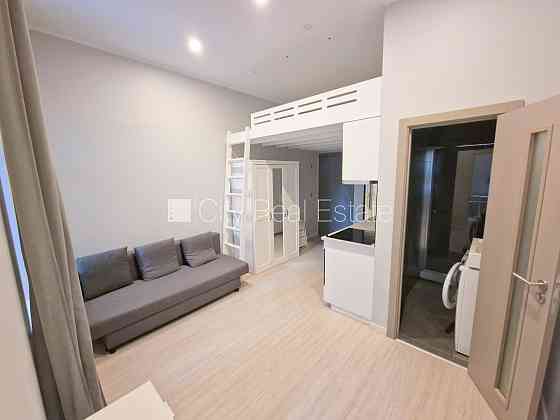 Фасадный дом, реновированный дом, закрытый двор, вход с улицы, лестничная клетка Rīga